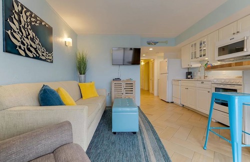 Hampton Condo | Cozy 1-bedroom condo in wonderful Hampton with WiFi, AC