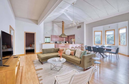 Corbett - Terwilliger - Lair Hill House | Cozy Urban Rose Residence - Downtown & OHSU!