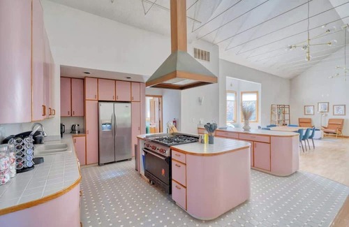 Corbett - Terwilliger - Lair Hill House | Cozy Urban Rose Residence - Downtown & OHSU!