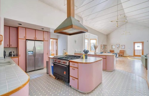 Corbett - Terwilliger - Lair Hill House | Cozy Urban Rose Residence - Downtown & OHSU!
