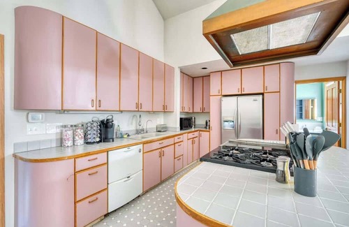 Corbett - Terwilliger - Lair Hill House | Cozy Urban Rose Residence - Downtown & OHSU!