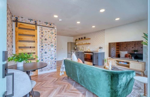 Woodstock Apartment | The Woodstock Inn ~ Reed College & Vintage Shops