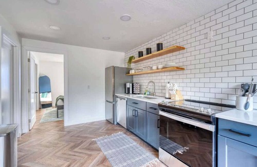 Woodstock Apartment | The Woodstock Inn ~ Reed College & Vintage Shops