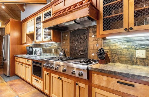 Nevada City Cabin | Designer's Spacious Nature Retreat Close To Town with AC, & WiFi in Nevada City