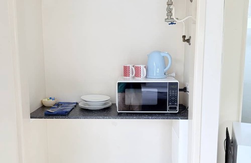Emu Park Resort | Emu Park Beach Resort, Queen Room with balcony for 2 Guest
