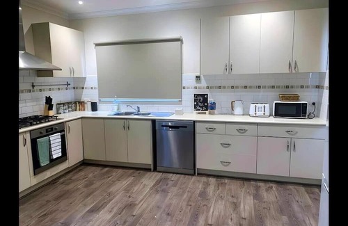Fawkner House | Comfortable 4BR Home Near Melbourne Airport