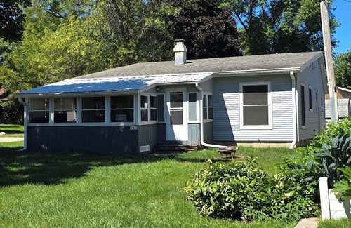 West Okoboji House | Hoist available for boats up to 25 ft. Charming 2BR house in lovely W. Okoboji