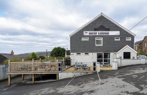 Margam Apartment | En-Suite Single Room, Microwave & Fridge, Parking