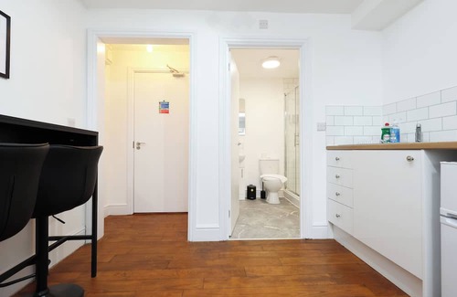 Margam Apartment | Parking, En-Suite Double Room, Kitchen
