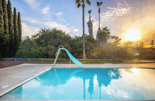 Poway House | San Diego Oasis, Pool, Yard & Sleeps 10!