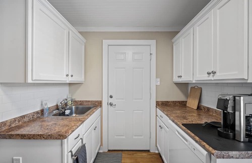 Mobile Cottage | Precious 1-bedroom Cottage in Midtown Mobile Recently renovated with fenced yard