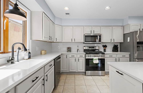 Lyndhurst Apartment | Spacious 3BR w/Parking, Pool Access & Easy Commute to NYC – Monthly Stays