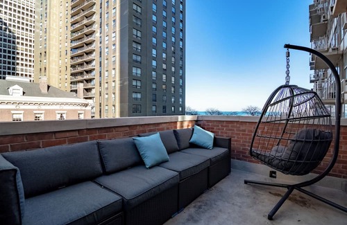 Gold Coast Apartment | Modern 4BR Gold Coast Duplex w/Jacuzzi & Balcony
