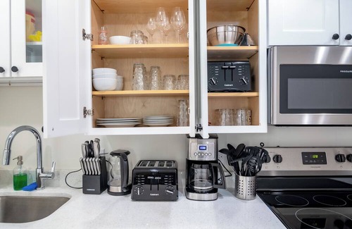 Gold Coast Apartment | Modern 4BR Gold Coast Duplex w/Jacuzzi & Balcony