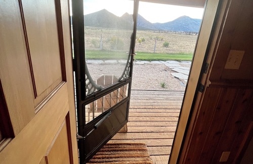 Almo Cabin | Cozy cabin 2 in at Almo Inn with AC, WiFi near City of Rocks/Castle Rocks Idaho