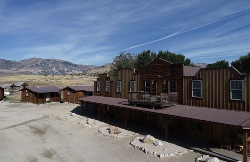 Almo Cabin | Cabin 7 at the Almo Inn near City of Rocks and Castle Rocks State Park - cozy!