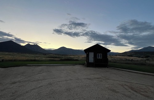 Almo Cabin | Cabin 7 at the Almo Inn near City of Rocks and Castle Rocks State Park - cozy!