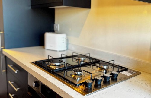 Trafford House | Modern 2BR Getaway | Close to Airport + Free Parking