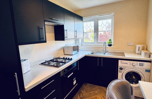 Trafford House | Modern 2BR Getaway | Close to Airport + Free Parking