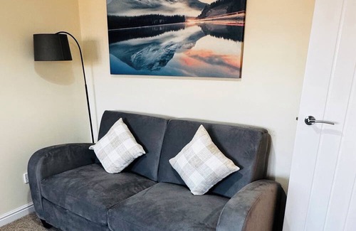 Trafford House | Modern 2BR Getaway | Close to Airport + Free Parking