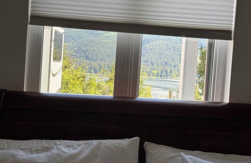 Sechelt House | 5 minute to the golf cours and lighthouse Pub. Downtown