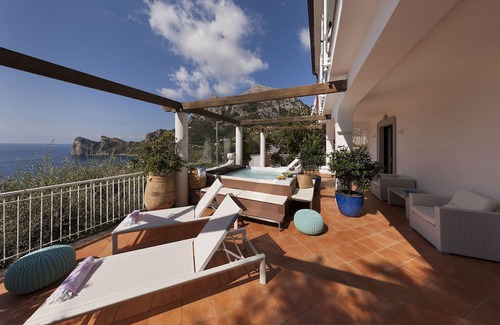 Marina del Cantone Villa | My Rental Homes - Villa Avion with Jacuzzi hot tub and a wonderful sea view