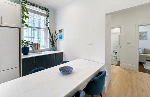 Coogee Apartment | Coogee- ARD18 - Arden Street - Oversized Art Deco 1BR Steps from Coogee Beach Pavilion