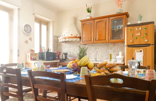 Coste Apartment | Casa Aurora a stone's throw from the railway