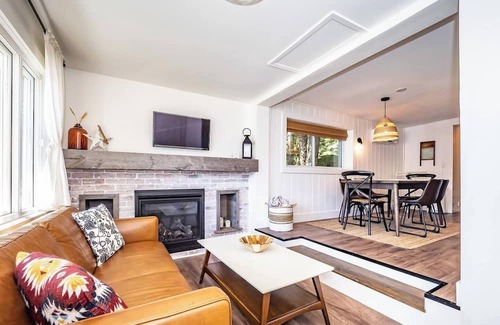 Huntsville House | Summer Escape, Kayaks, BBQ, Close to Arrowhead