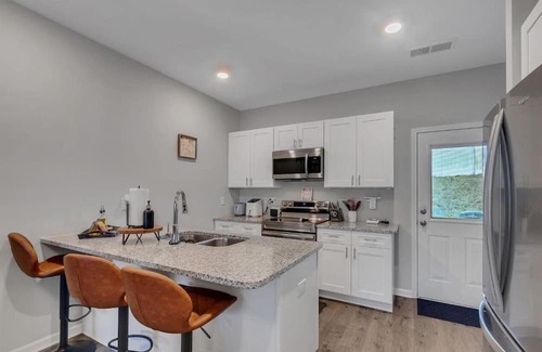 Columbia House | Premier Townhome Close to Columbia/Spring Hill/GM/Ultium Cells-Sleeps 6/WiFi/BBQ