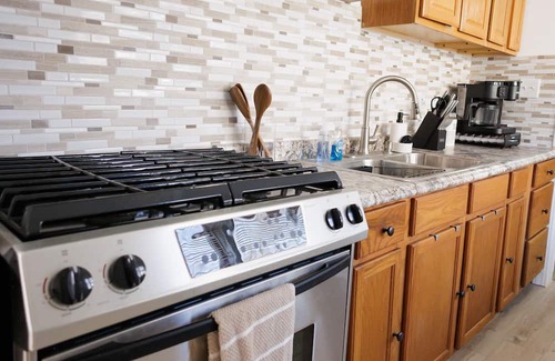 Aroma Park House | 2-bedroom house in charming Aroma Park with AC, WiFi.