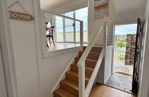 Wamberal Apartment | 100m from Beach: The Wambi Getaway, Pet Friendly, 2BR, Entire Apartment and Yard