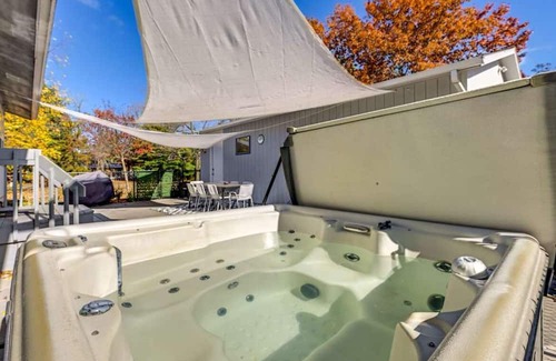 New Lisbon Cabin | Charming 3-bedroom cabin with AC, WiFi on canal to Castle Rock Lake