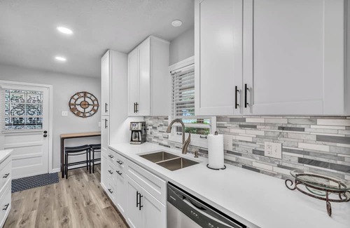 Memphis House | Charming 3-bedroom house in wonderful East Memphis with WiFi, AC