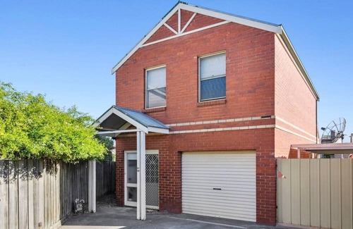 Geelong House | Spring Street Townhouse - walk everywhere!