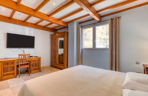 Arles House | Apartment 'Chambre 2' with Shared Pool, Wi-Fi and Air Conditioning