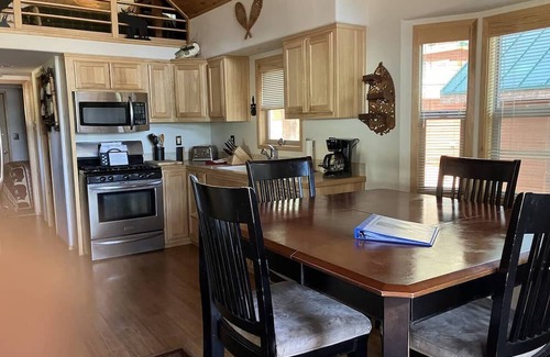 Ashland House | Cabin #24 at Hyatt Lake Resort