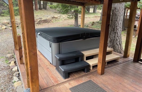 Ashland House | Cabin #15 at Hyatt Lake Resort