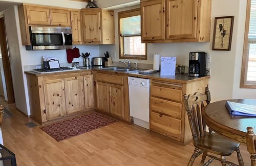 Ashland House | Cabin #15 at Hyatt Lake Resort