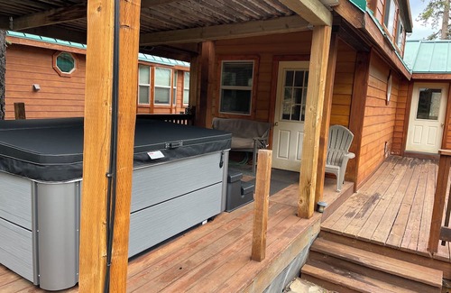 Ashland House | Cabin #15 at Hyatt Lake Resort