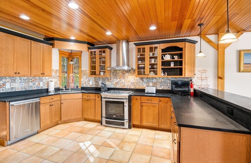 Woodstock House | Casita Alta - Main House, (NO POOL) a spacious retreat in Woodstock, VT, w/stunning mountain views.