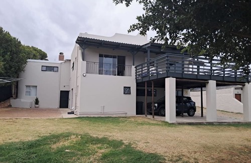 Jeffreys Bay House | Spacious 7-bedroom house in Marvelous Jeffreys Bay with WiFi