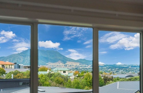 Nukuhau House | Penny Haven - Lake & Mt Tauhara views, family friendly