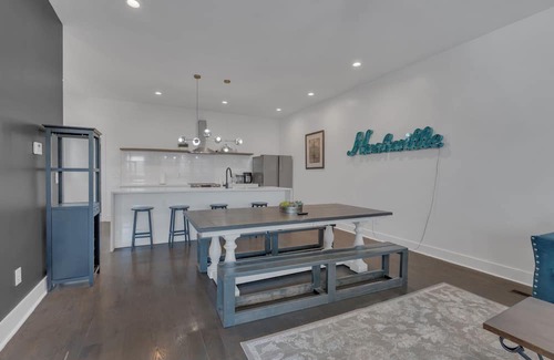 Katie Hill Neighborhood House | Spacious 8-bedroom 8-bathroom COMBO Listing in Downtown Broadway