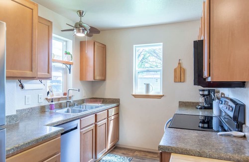 Westside House | Charming 2BR Townhouse Retreat, Modern & Cozy w/a Patio!