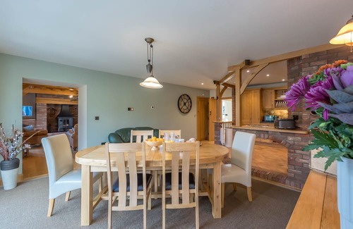 Glandyfi Cottage | Perfect Family Retreat near Beach & Pubs in Talybont | Yr-Hen-Ty-Coets