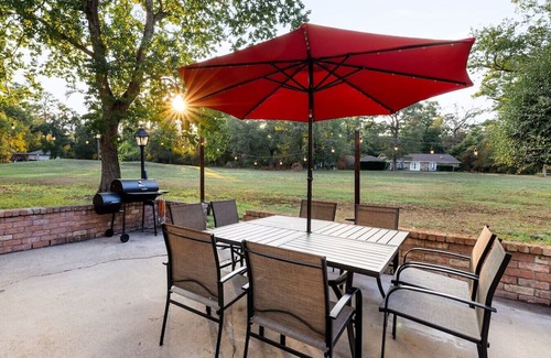 Conroe House | *NEW* Elegant Colonial Retreat - The Woodlands & Conroe
