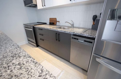 Rockcliffe - Smythe Apartment | Bright & Spacious 5-BDR Home in Toronto (Unit #5)