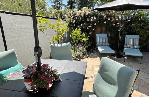 Napa Cottage | Charming 2-bed cottage in fabulous Napa. Walk to downtown with WiFi, AC