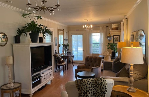 Napa Cottage | Charming 2-bed cottage in fabulous Napa. Walk to downtown with WiFi, AC
